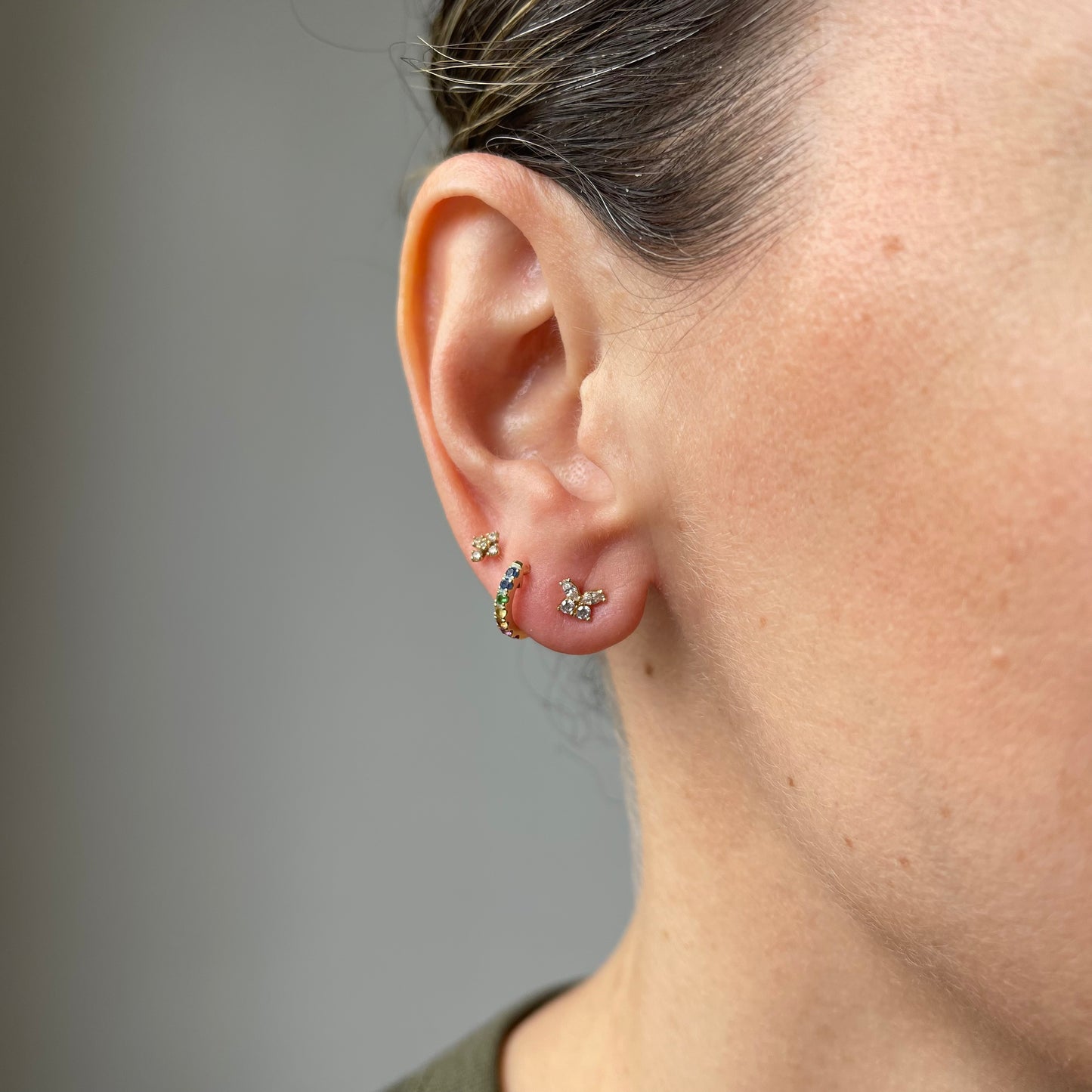 Aretes en oro amarillo 14k en forma de mariposa con circonita blancas