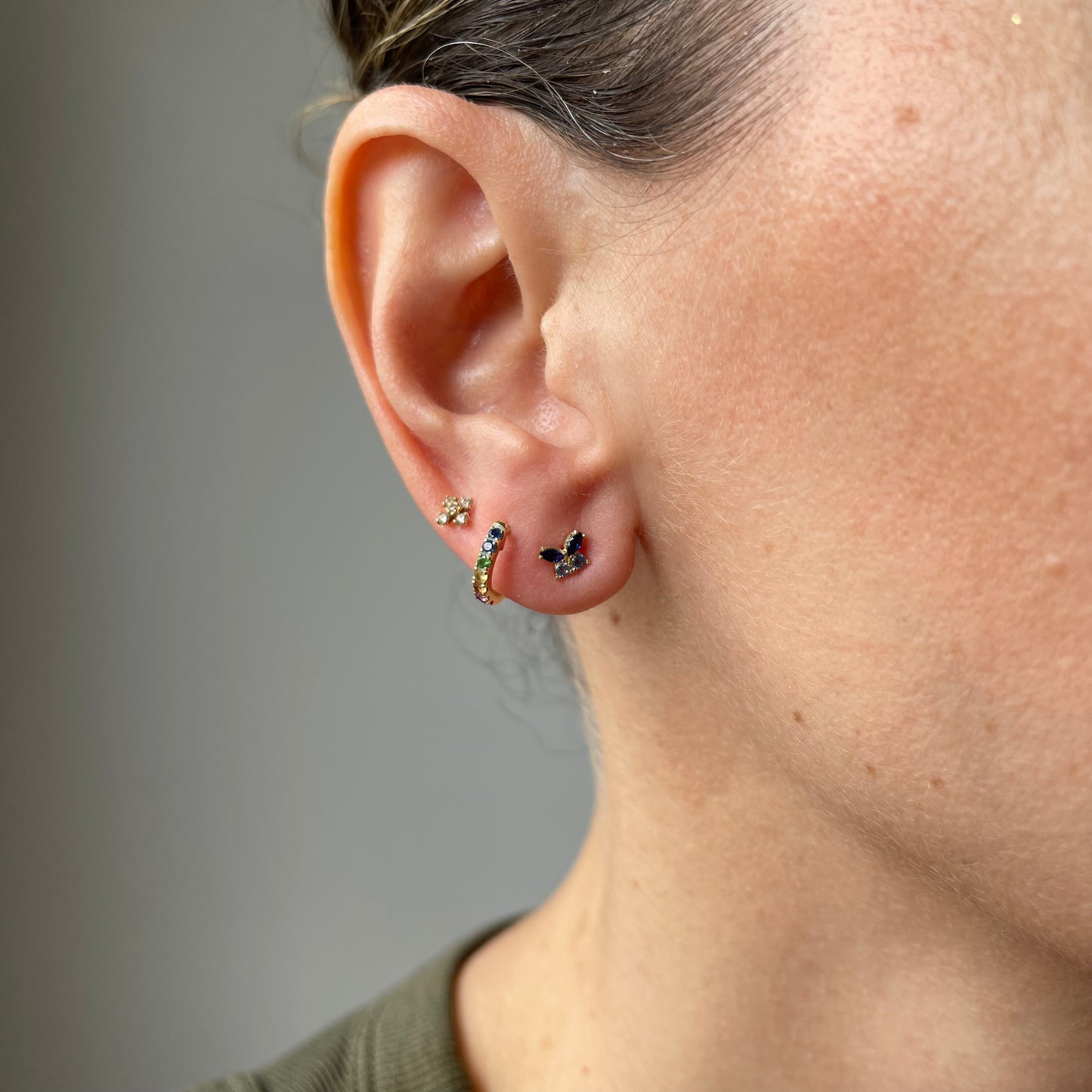 Aretes en oro amarillo 14k en forma de mariposa con circonita en tonos de azul