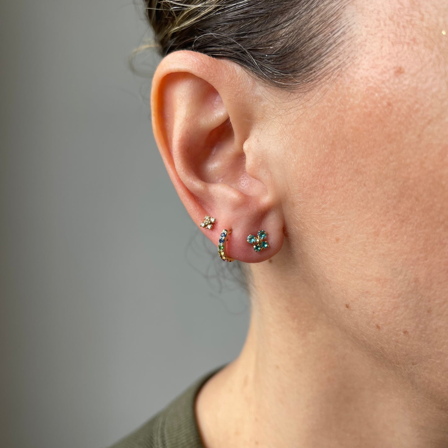 Aretes en oro amarillo 14K con mariposa con circonita celeste y bolita de oro en el centro con tope rosca
