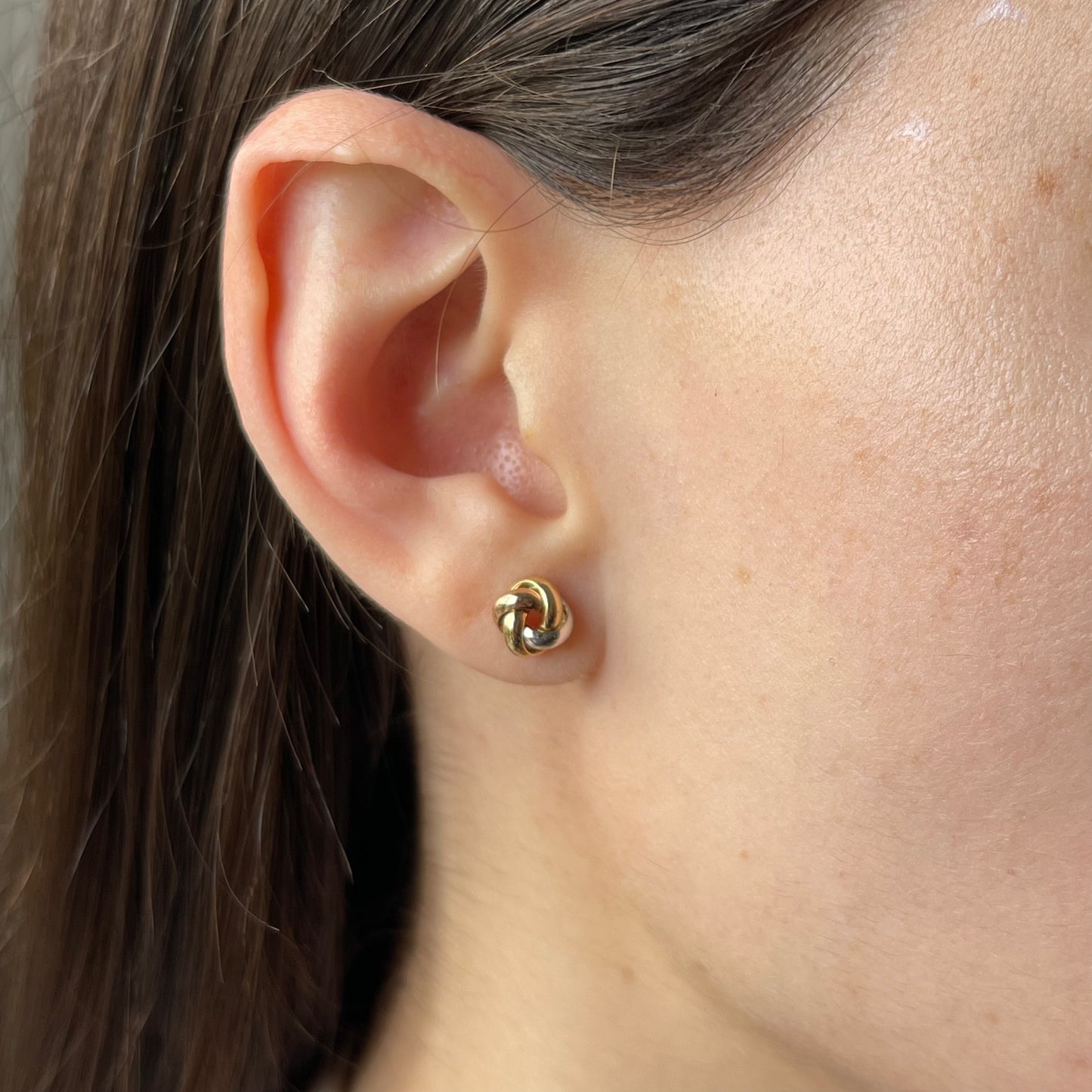 Aretes de nudo de 3 oros 14k con aros redondeados