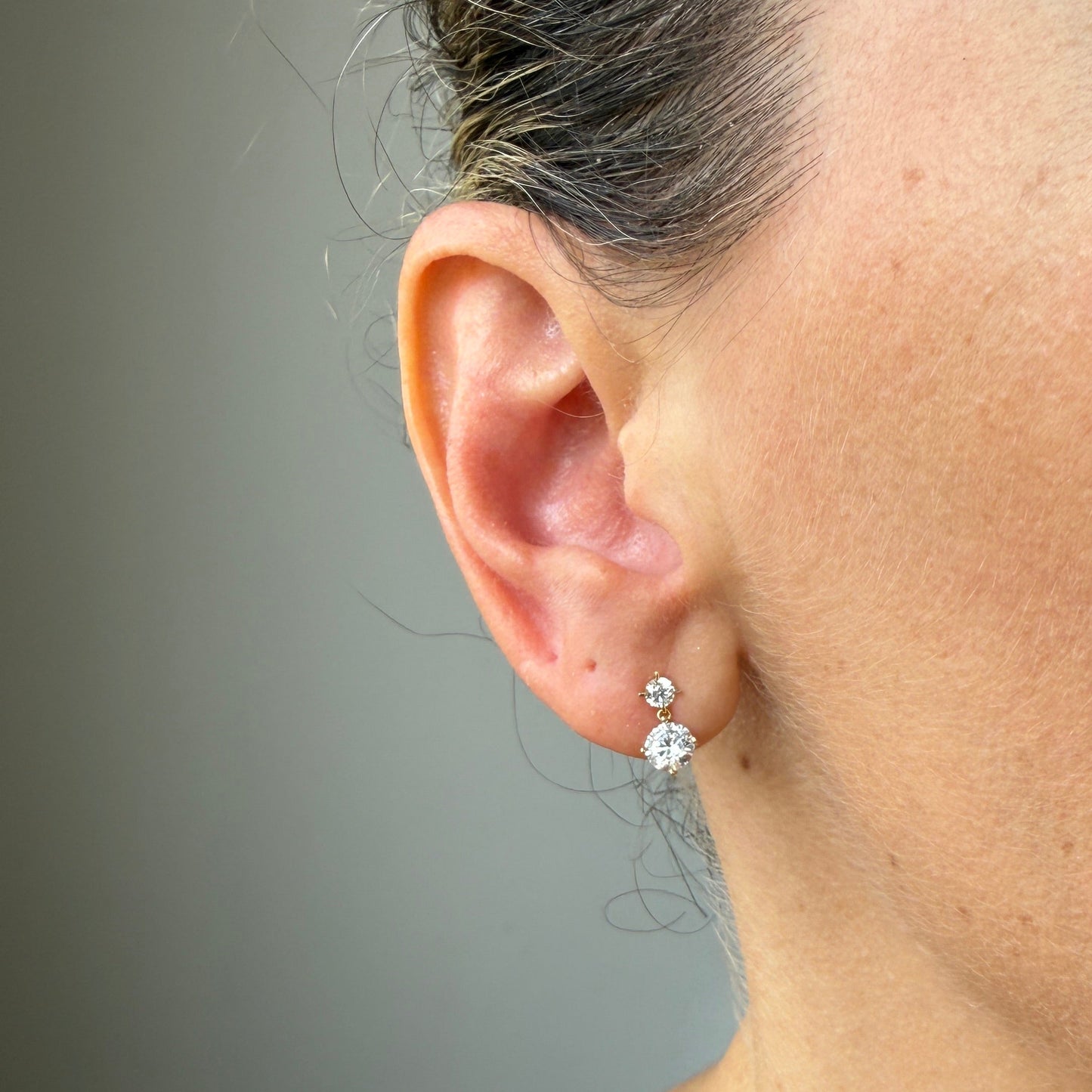 Arete en oro amarillo 14k con dos circonita colgante