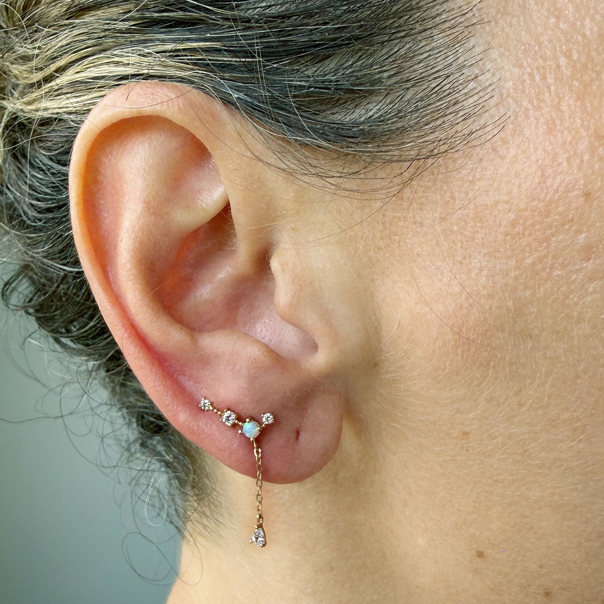 Arete en oro amarillo 14k con circonitas, ópalo sintético y cadena colgante
