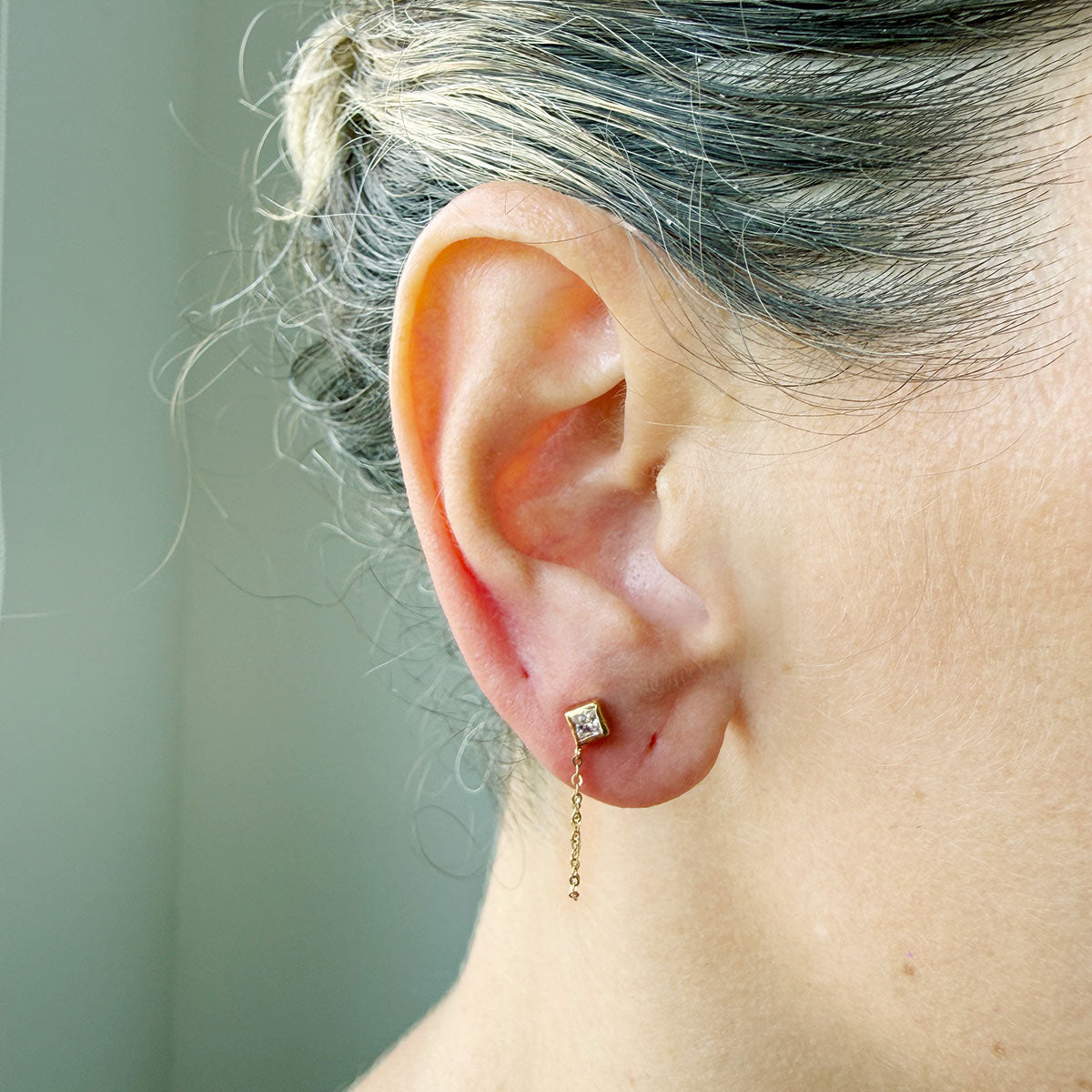 Arete en oro amarillo 14k con rombo de circonita y cadena colgante