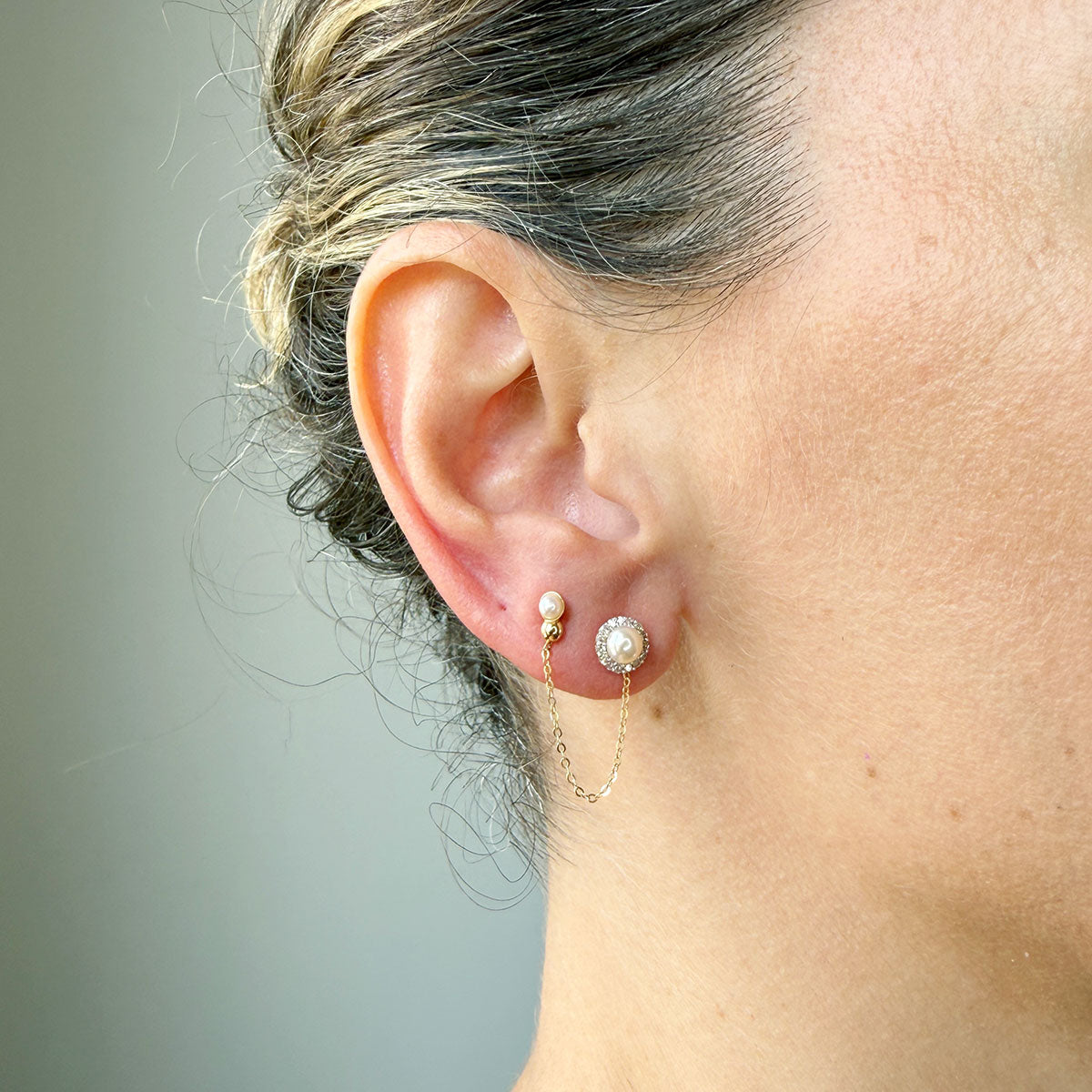 Arete en oro amarillo 14k con perla y bolita con cadena colgante
