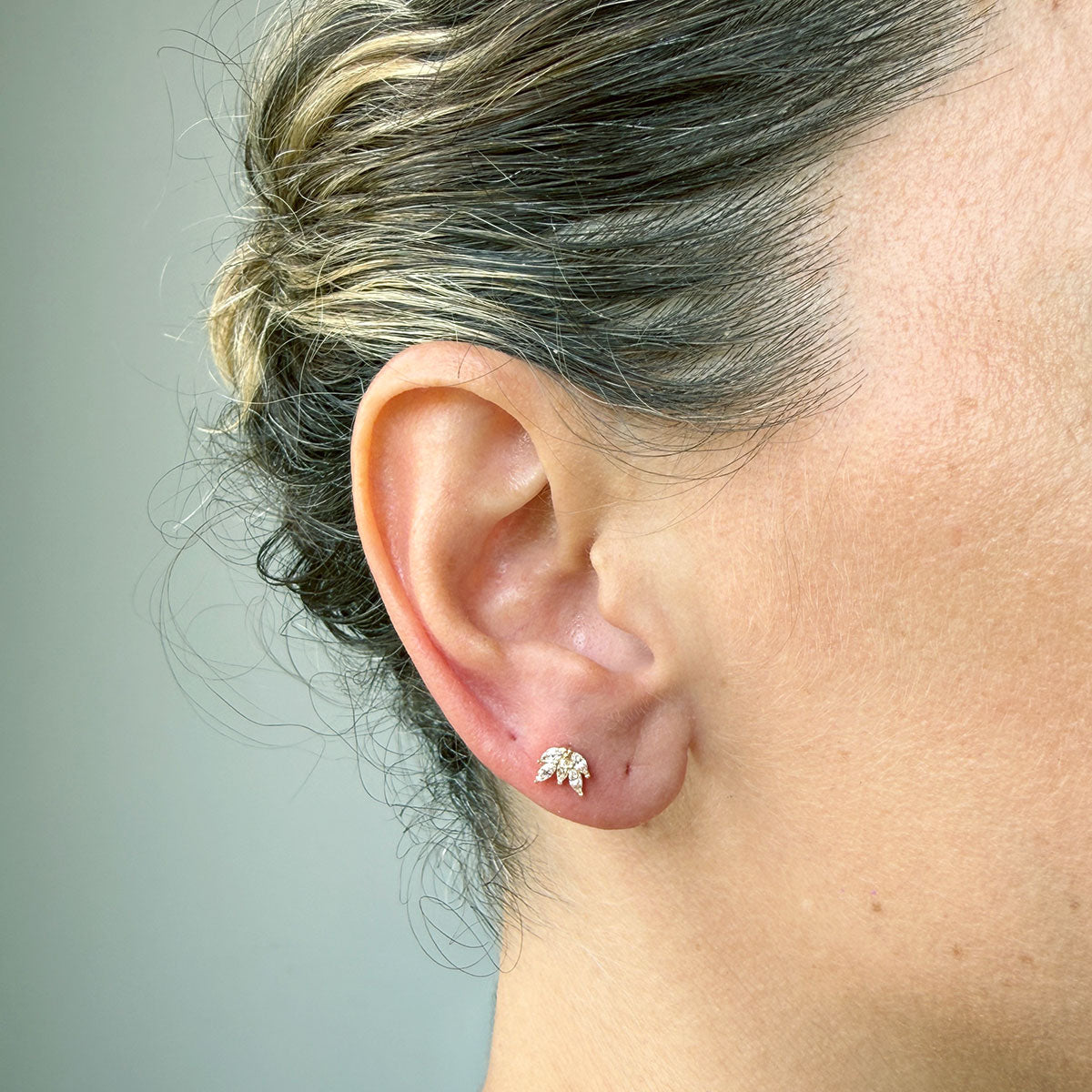 Arete piercing en oro amarillo 14k con marquesas de circonitas en forma de flor