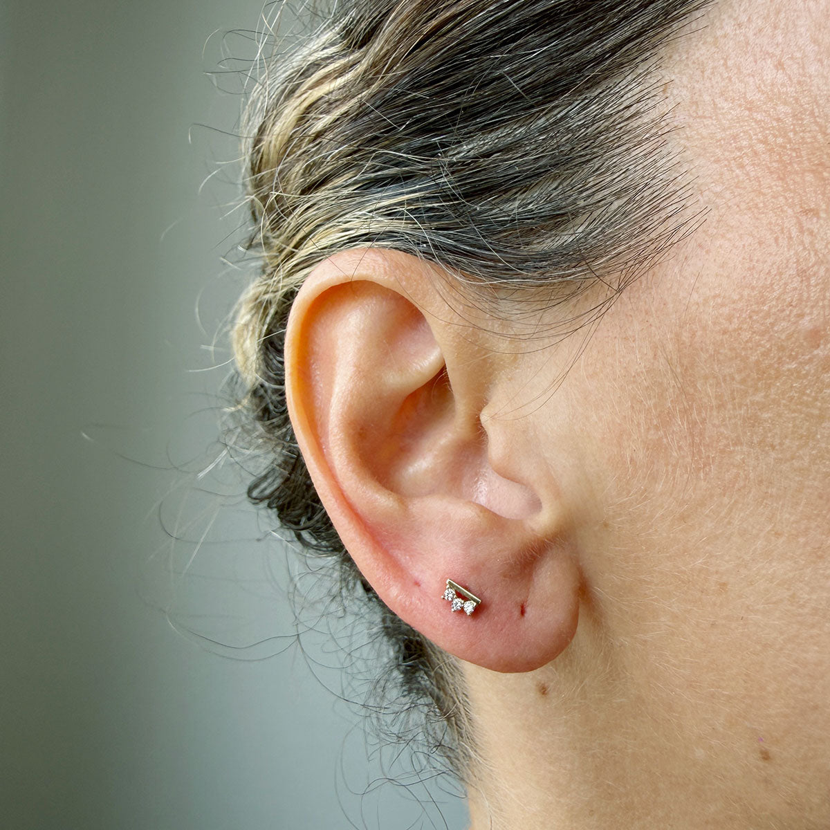 Arete piercing barrita de oro amarillo 14k y 3 circonitas