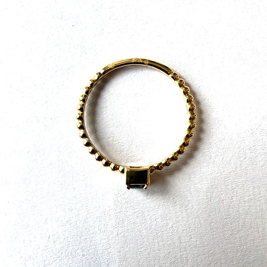 Anillo en oro amarillo 14k con aro de bolitas y zafiro cuadrado 0.25ct