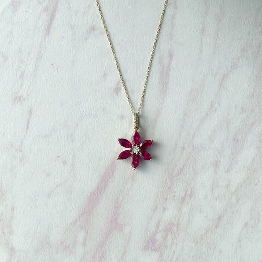 Collar flor de seis pétalos de rubí en oro amarillo 10k con diamantes 0.11ct