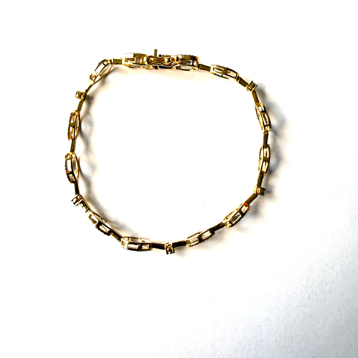 Pulsera en oro amarillo 10k con zafiros arcoíris corte pera 5ctw y diamantes 0.75ctw
