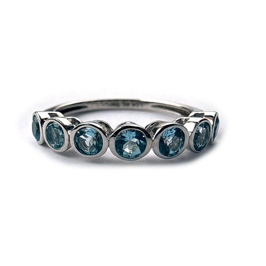 Anillo en oro blanco 10K con topacio azules biselados