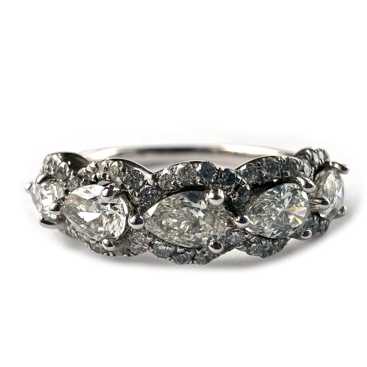 Anillo medio cintillo en oro blanco de 14K con diamantes corte pera con halo de diamantes 1.35ctw