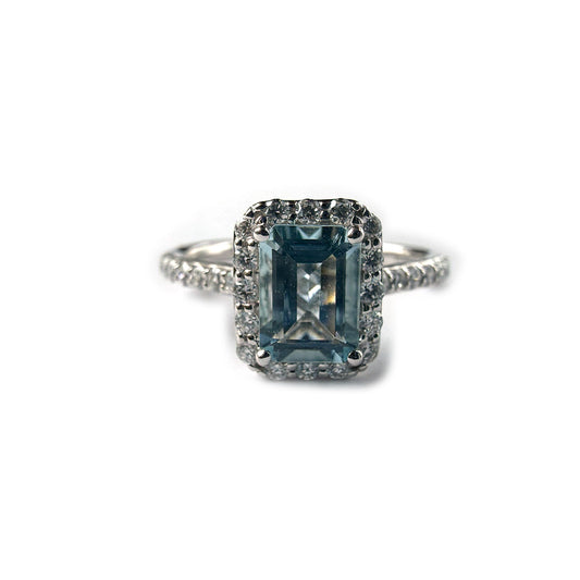 Anillo en oro blanco 14K con aquamarina corte esmeralda y halo de diamantes 0.35ctw