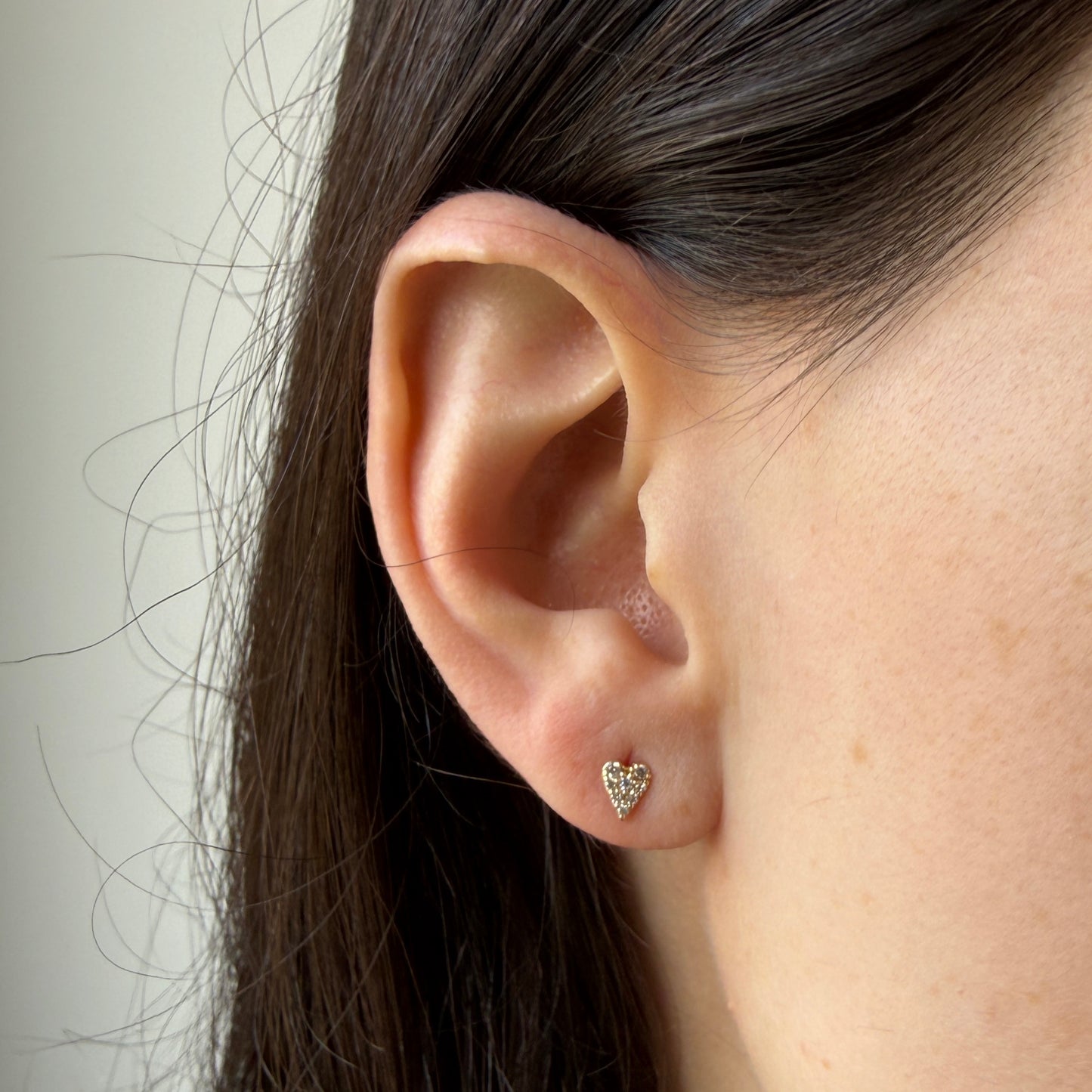 Aretes en oro amarillo 18k con corazón de diamantes de laboratorio con tope rosca