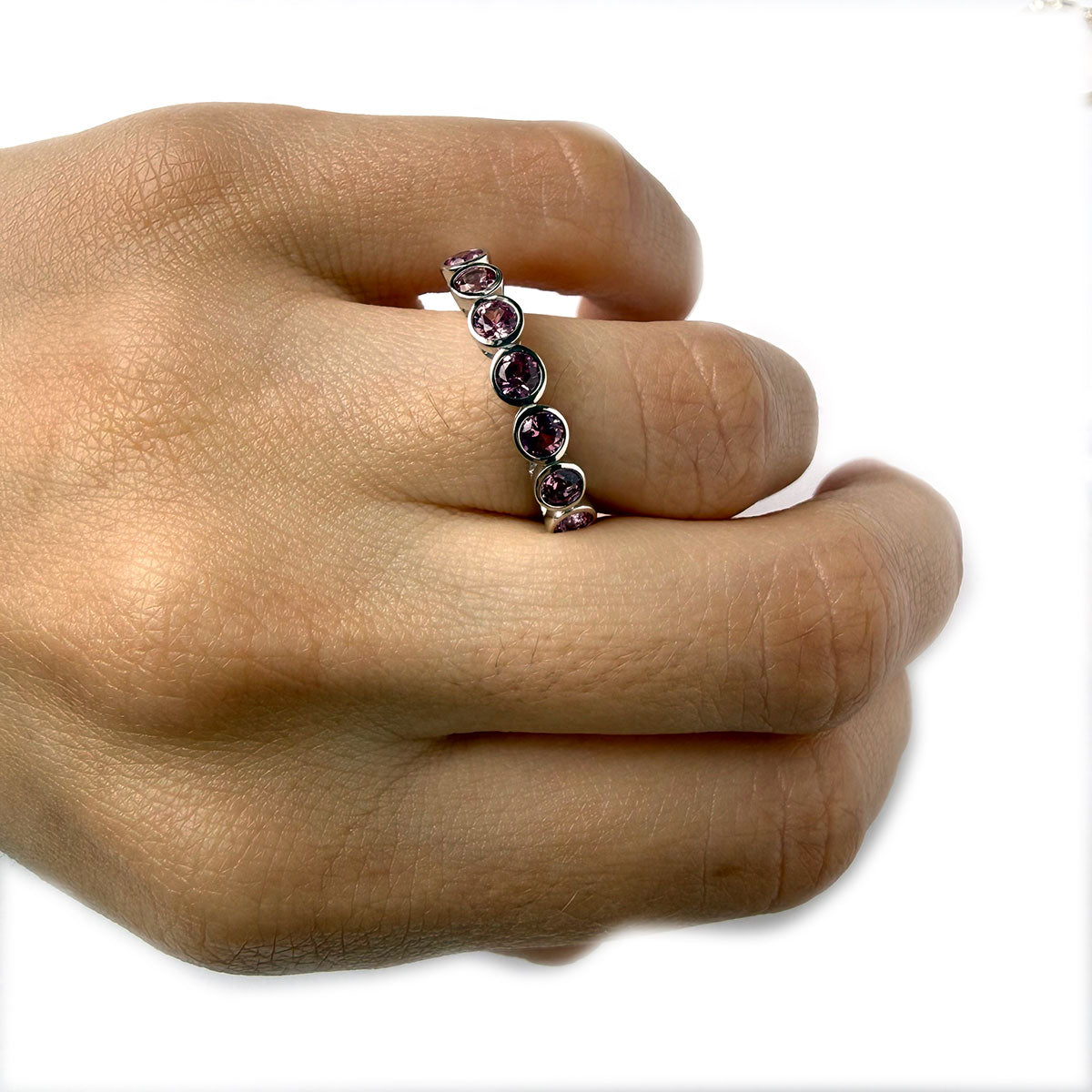 Anillo en oro blanco 10K con topacio rosados biselados