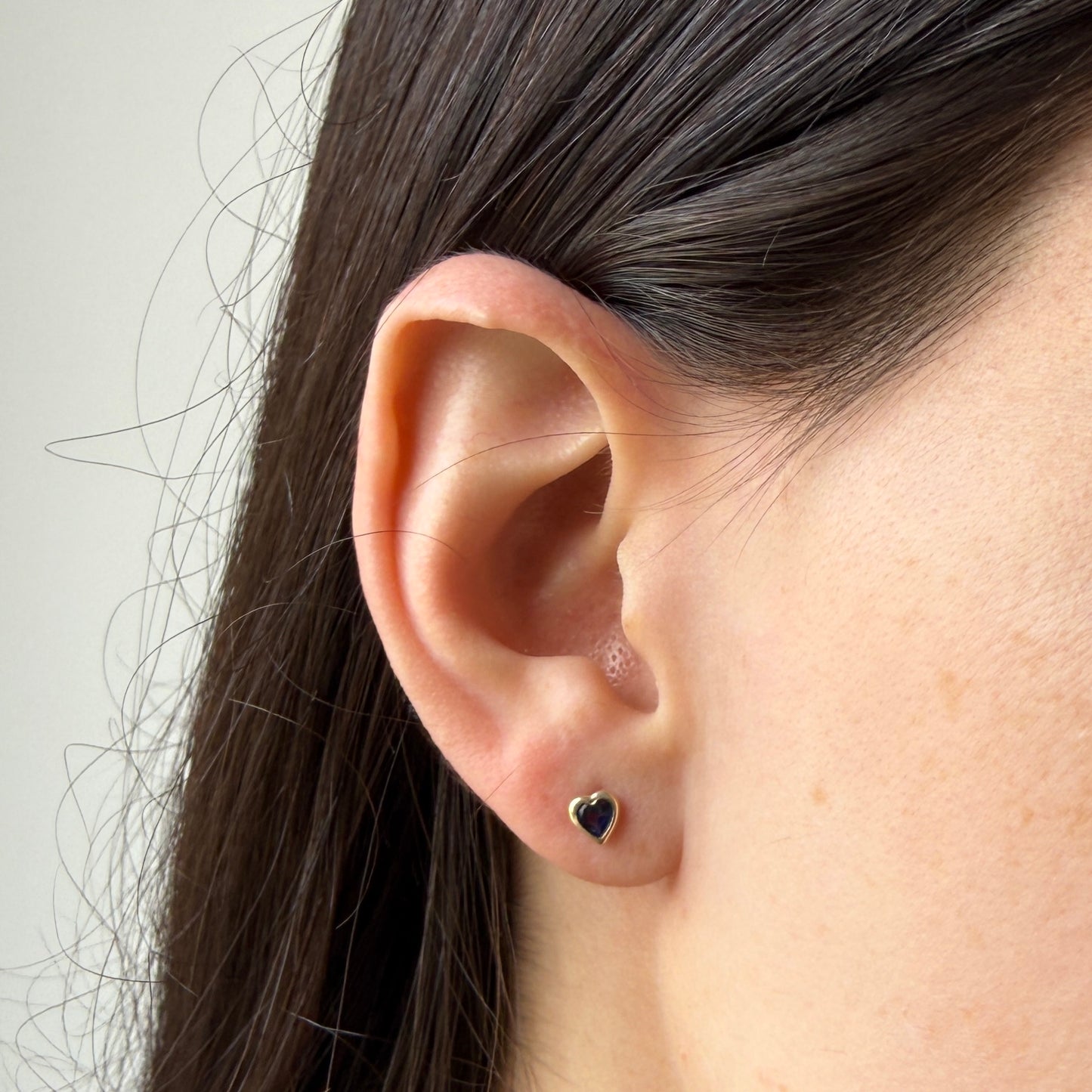 Aretes en oro amarillo 14k con corazón de circonita azul biselado con tope rosca