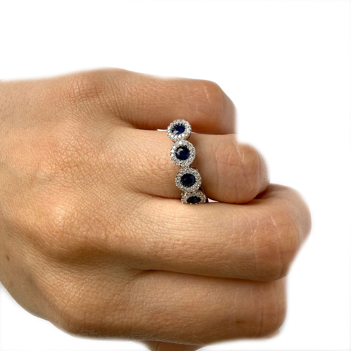 Anillo en oro blanco 14K con esmeraldas redondas y halo de diamantes 0.18ctw