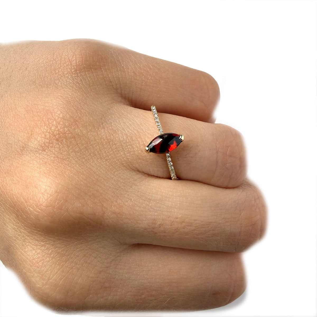 Anillo en oro amarillo 14k con granate marquesa y diamantes 0.08ctw