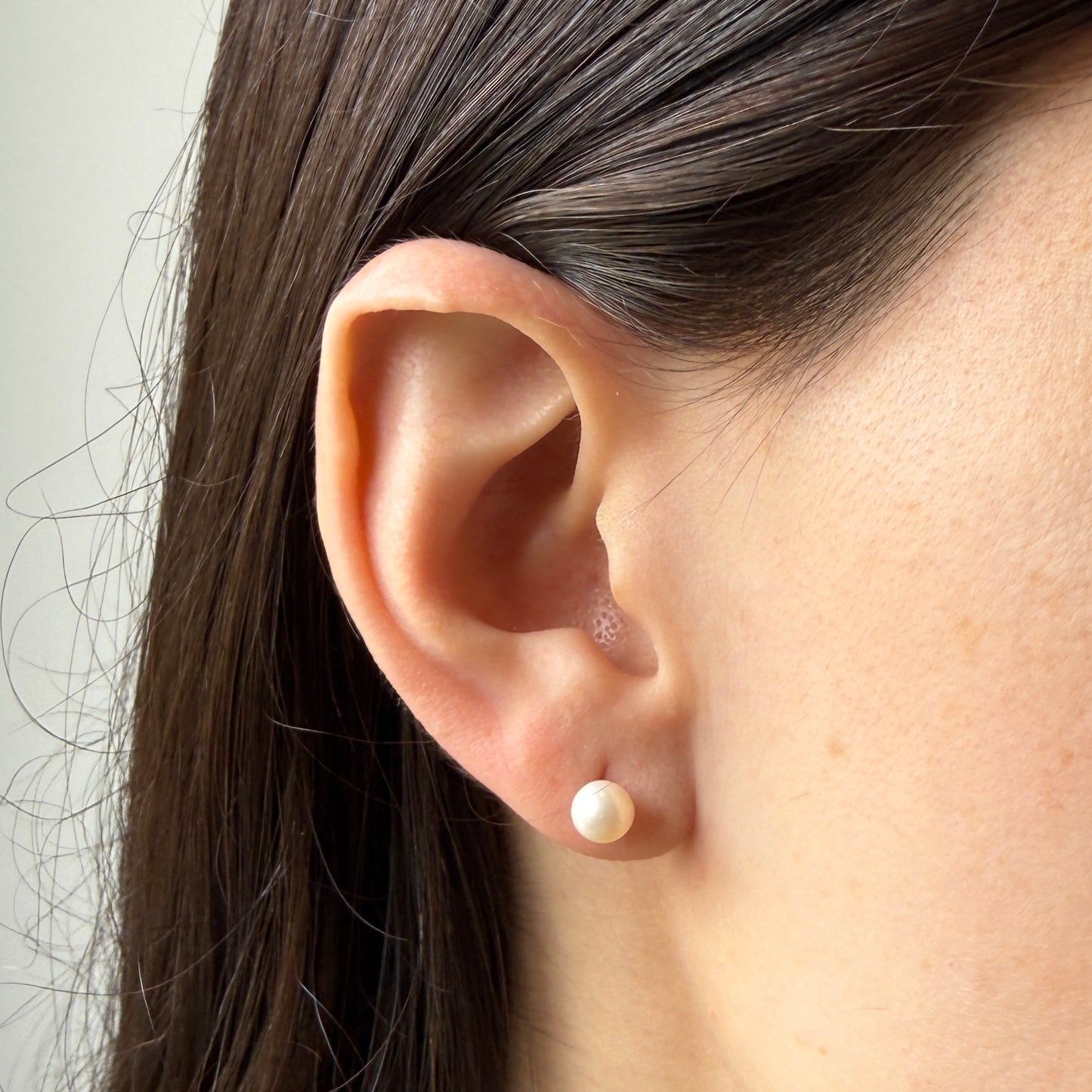 Aretes en oro amarillo 18k con perla 5mm con tope rosca