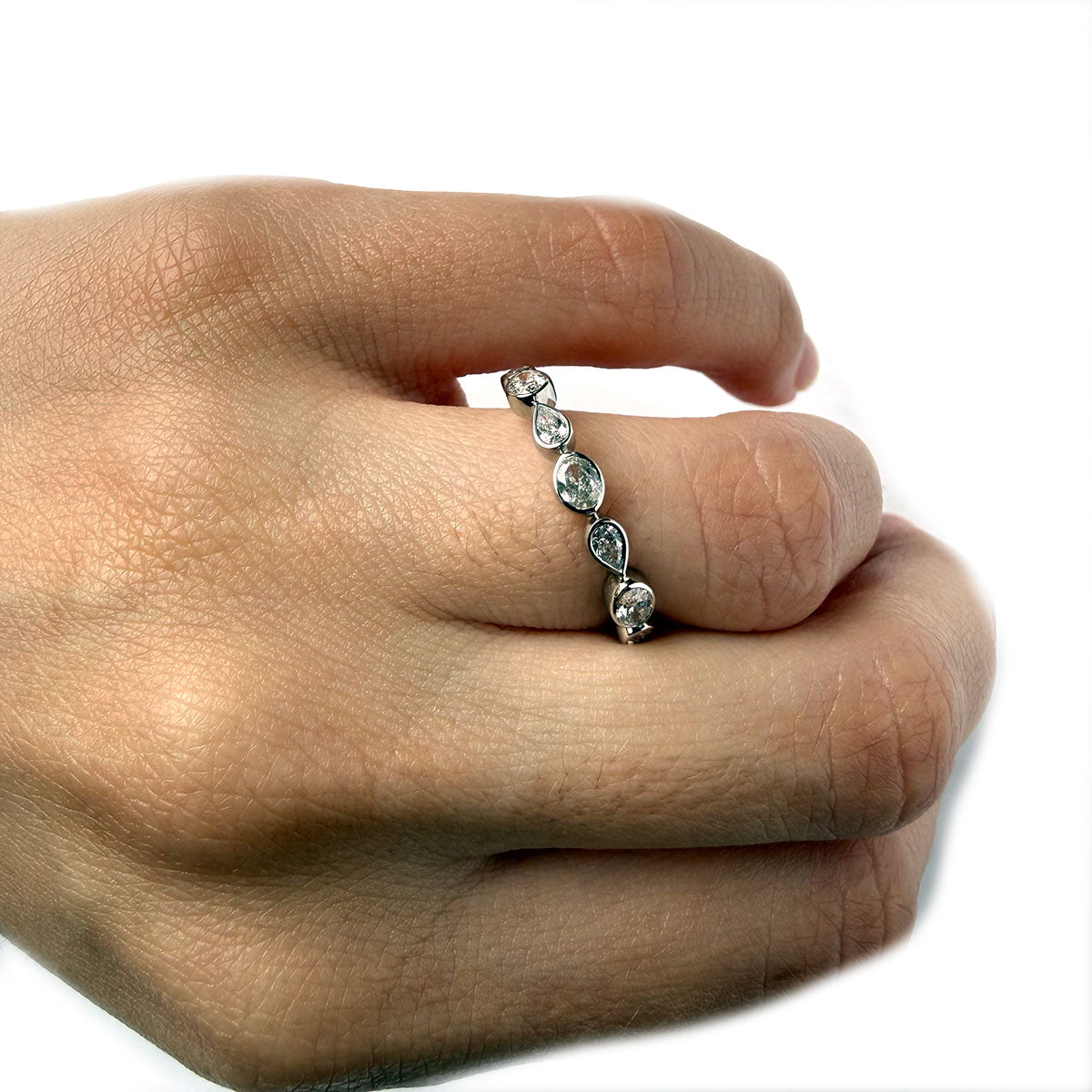 Anillo en oro blanco 14K con diamantes ovalados y pera 0.50ctw