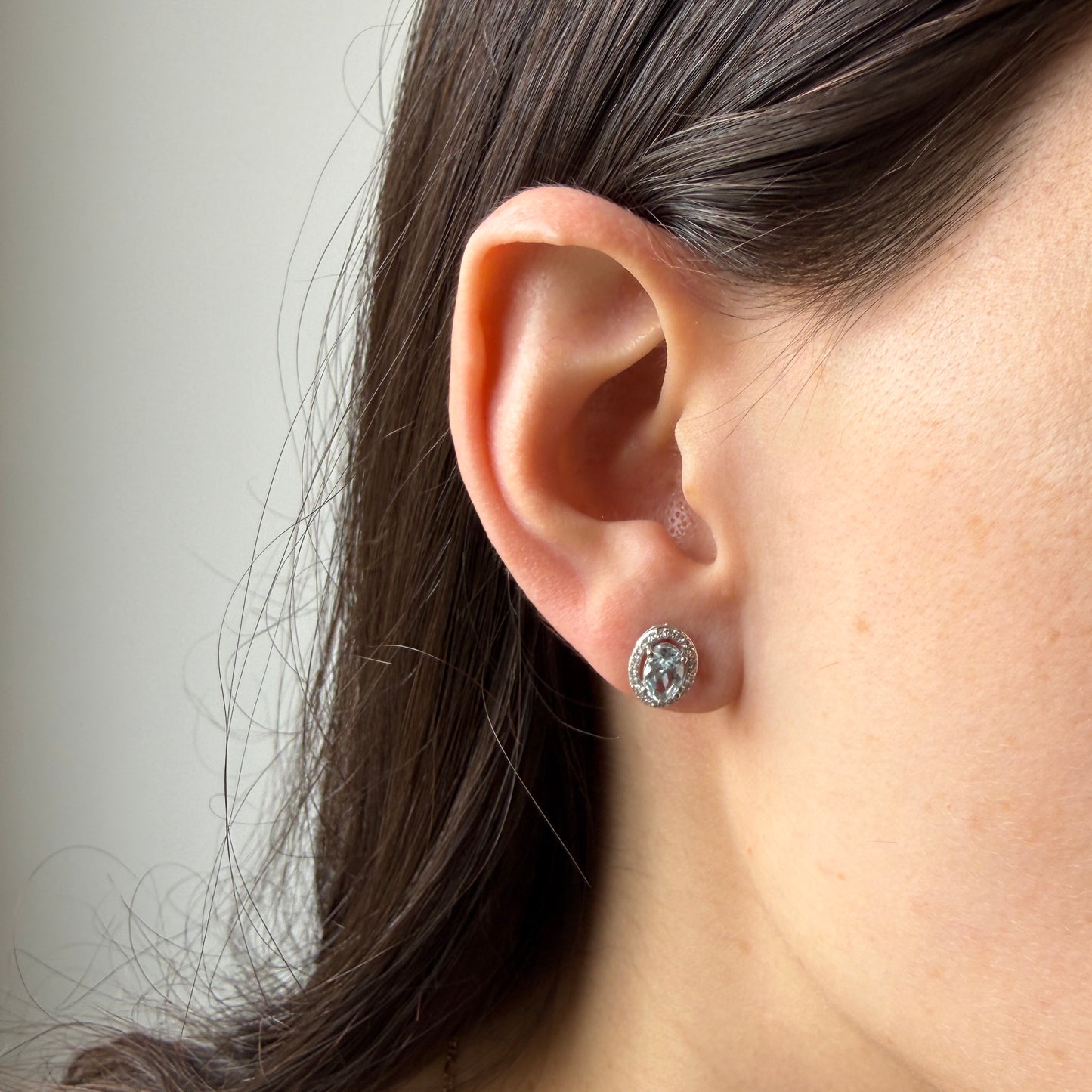 Aretes en oro blanco 14k con aquamarina ovalada y halo de diamantes 0.18ctw