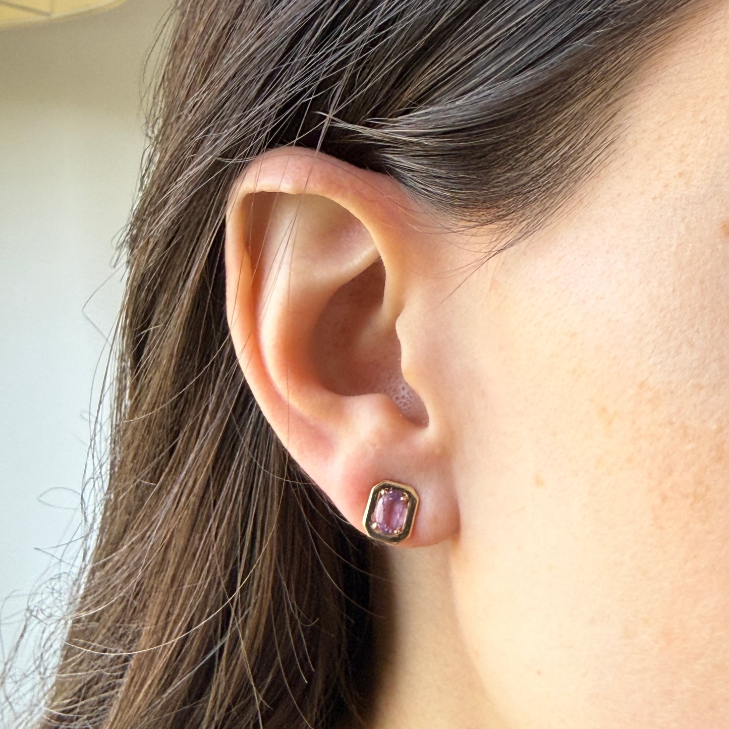 Aretes en oro amarillo 14k rectangulares con amatista ovalada y tope rosca