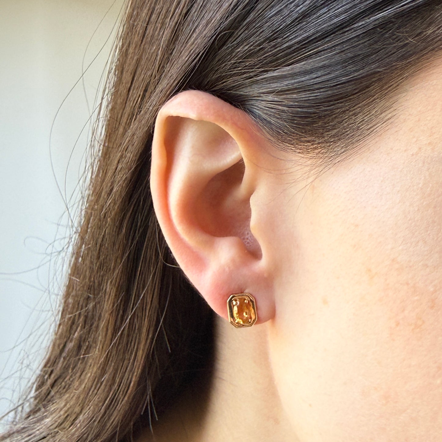 Aretes en oro amarillo 14k rectangulares con citrino ovalado y tope rosca