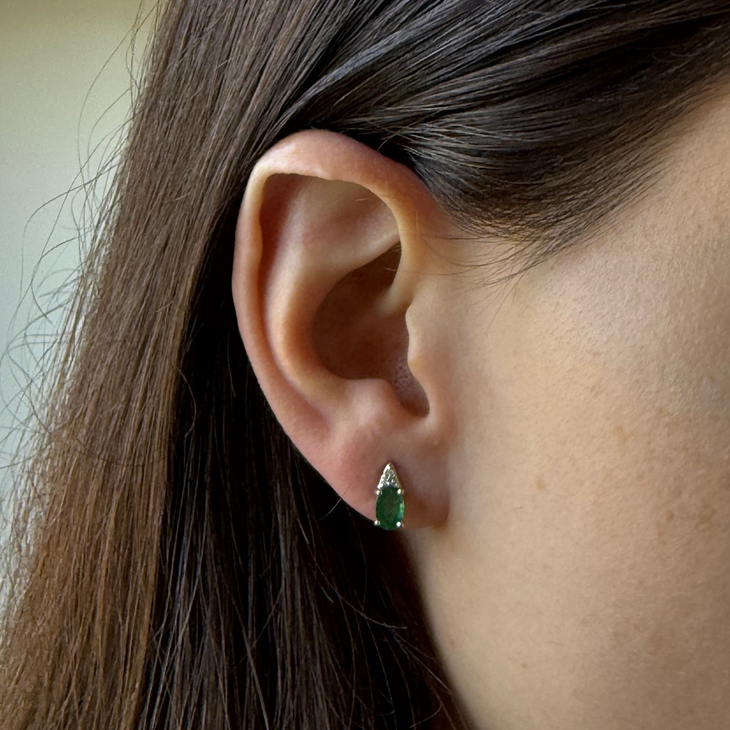 Aretes en oro blanco 10k con esmeralda ovalada y 3 diamantes 0.03ctw