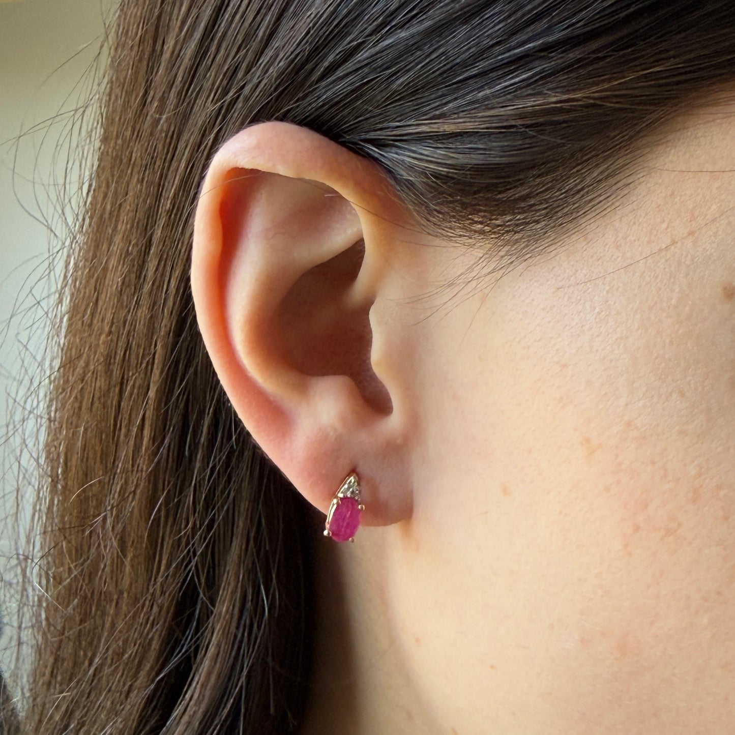 Aretes en oro amarillo 10k con rubí ovalado y 3 diamantes 0.03ctw.