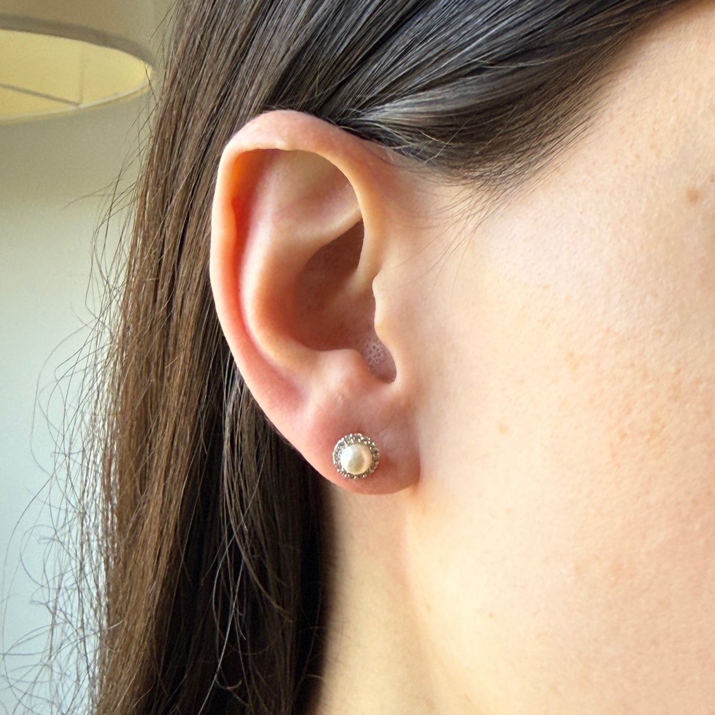 Aretes en oro amarillo 10k con media perla y halo de diamantes 0.15ctw