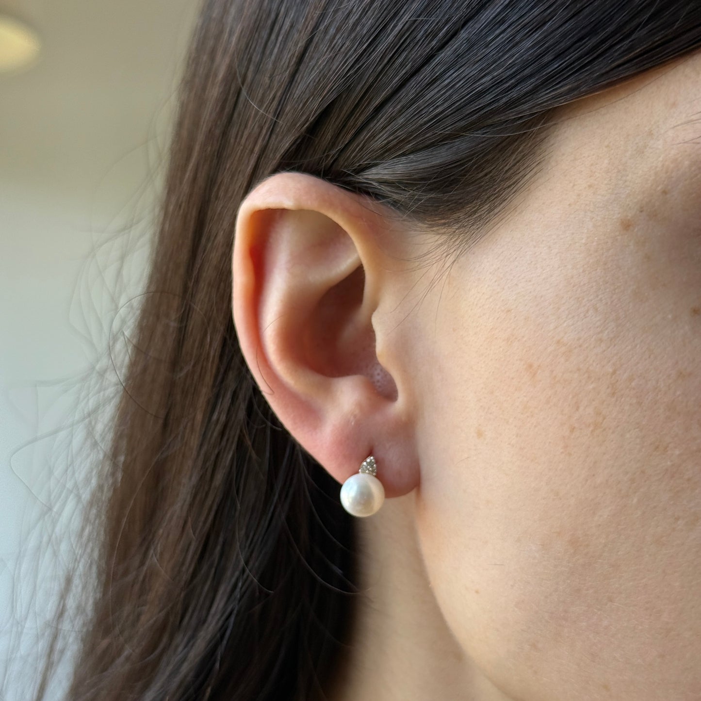Aretes en oro amarillo 10k con perla y 3 diamantes 0.06ctw
