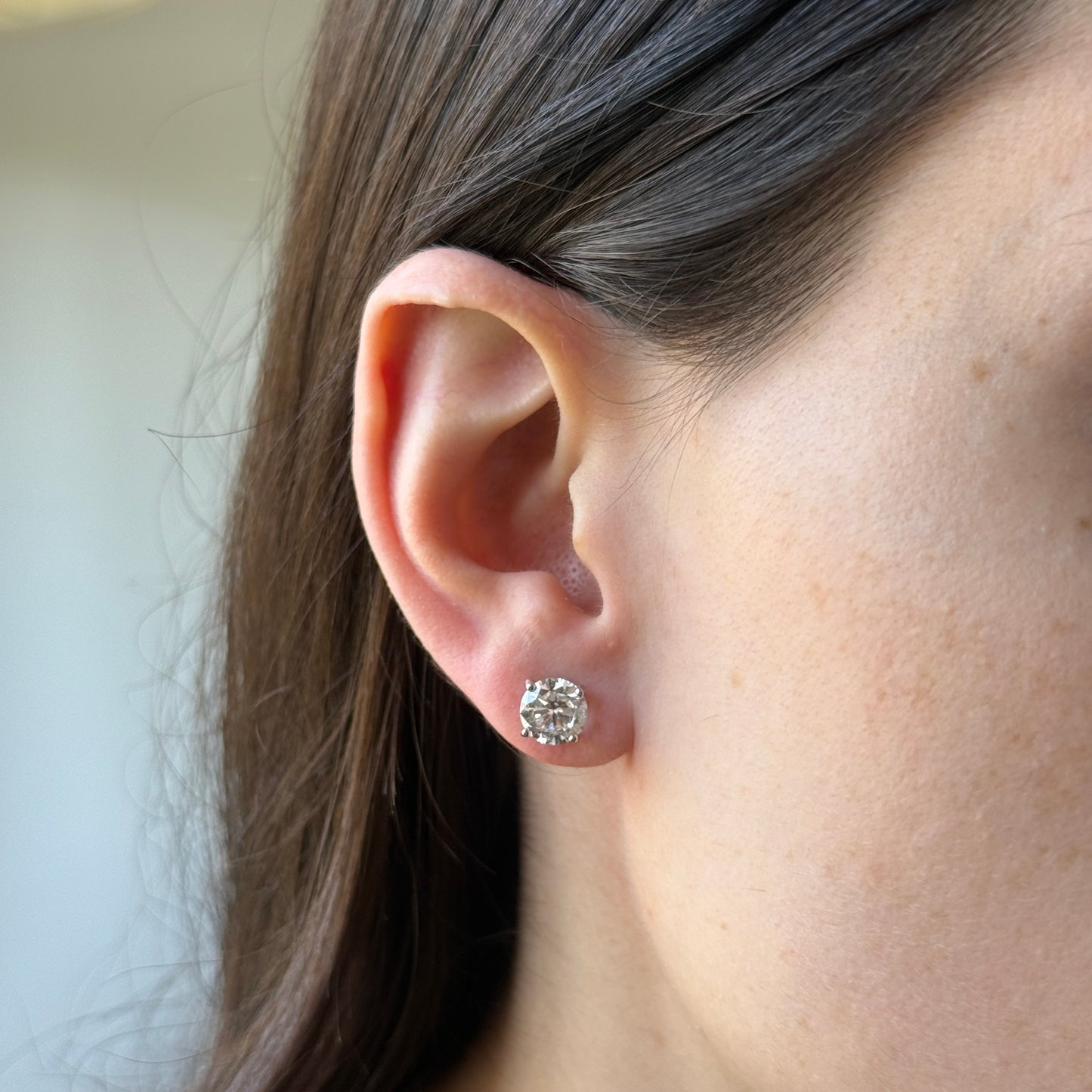 Aretes stud martini en oro blanco 14k con diamantes de laboratorio 3ctw