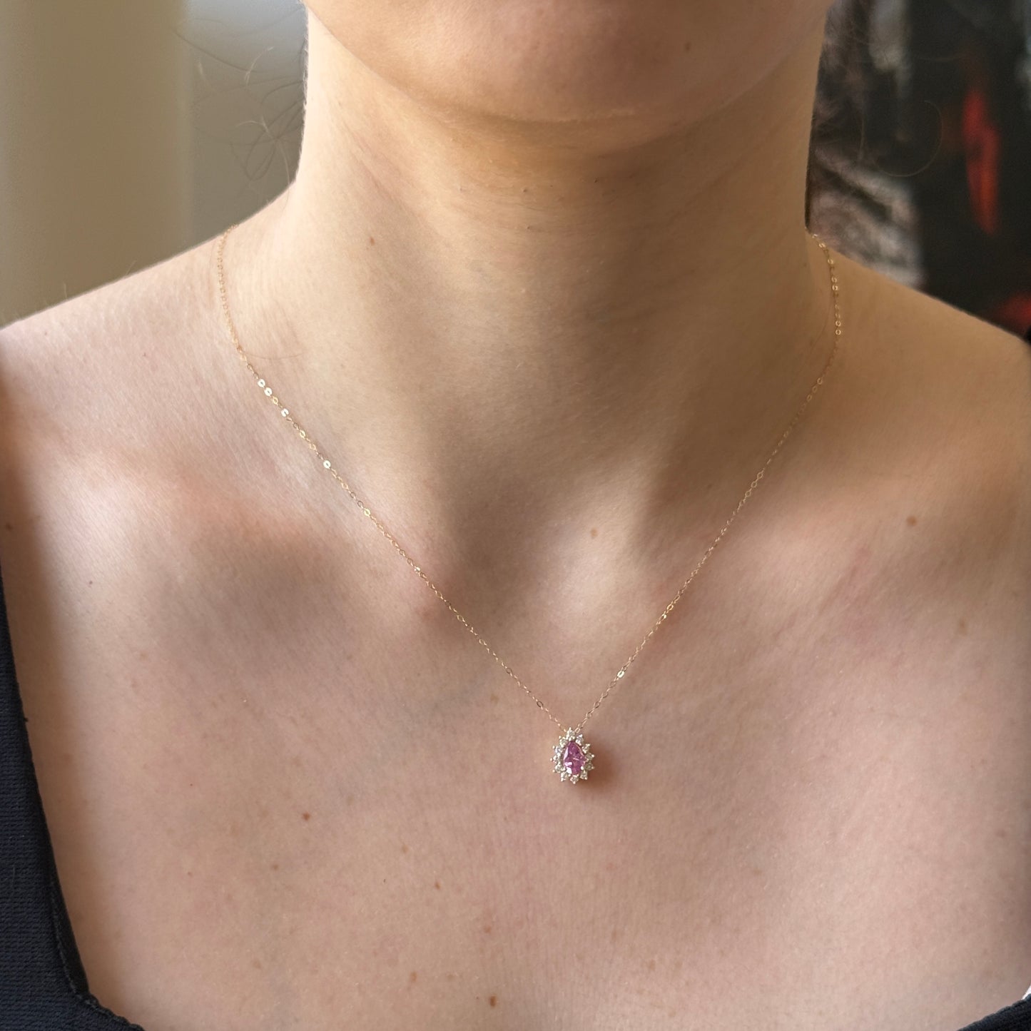 Collar en oro amarillo 14k con zafiro rosado corte pera y halo de diamantes 0.20ctw