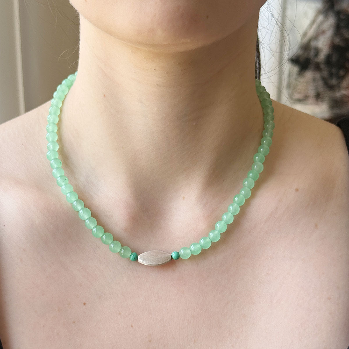 Collar de piedras verdes naturales y plata