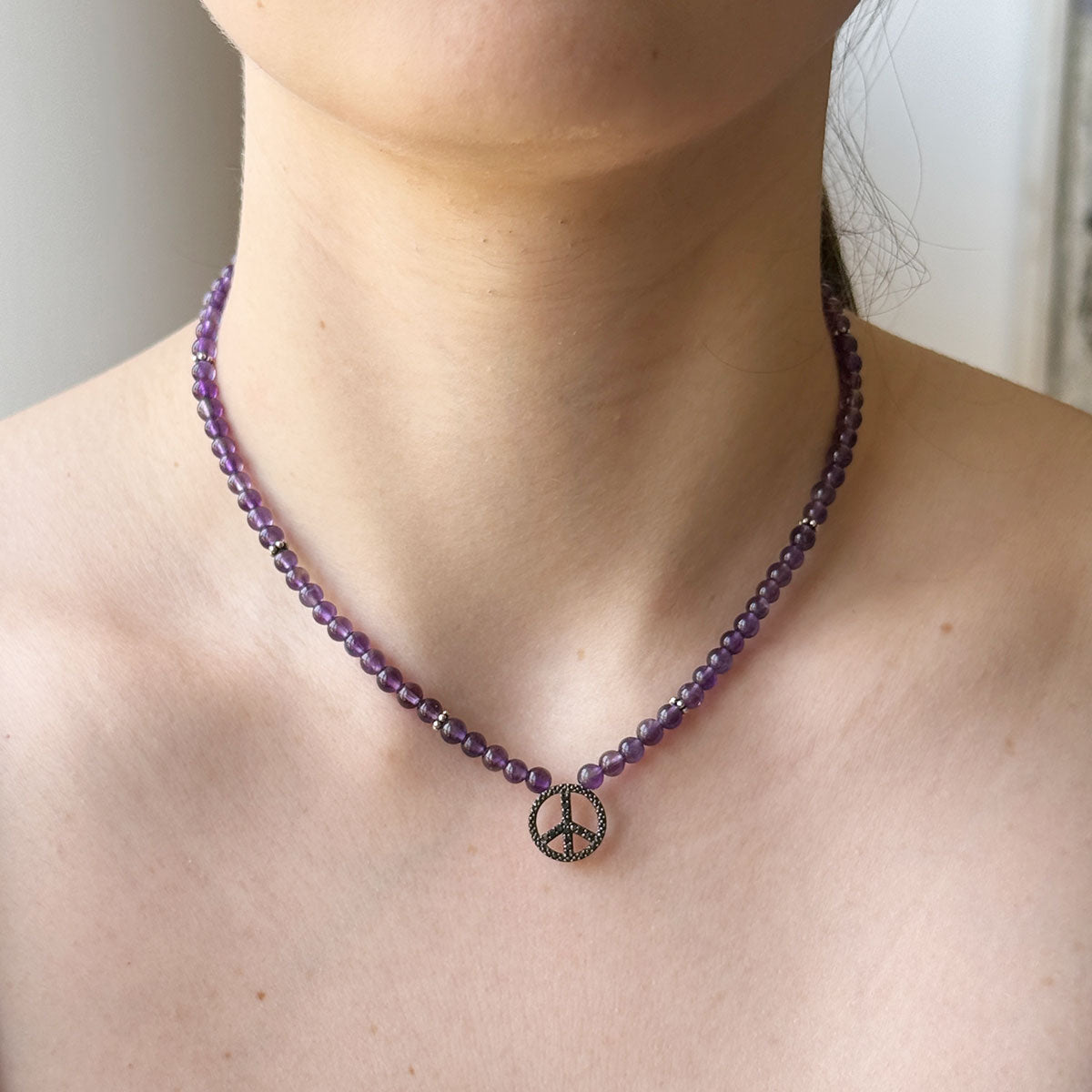 Collar de amatistas y dije de plata y diamantes negros 0.12 de símbolo de la paz