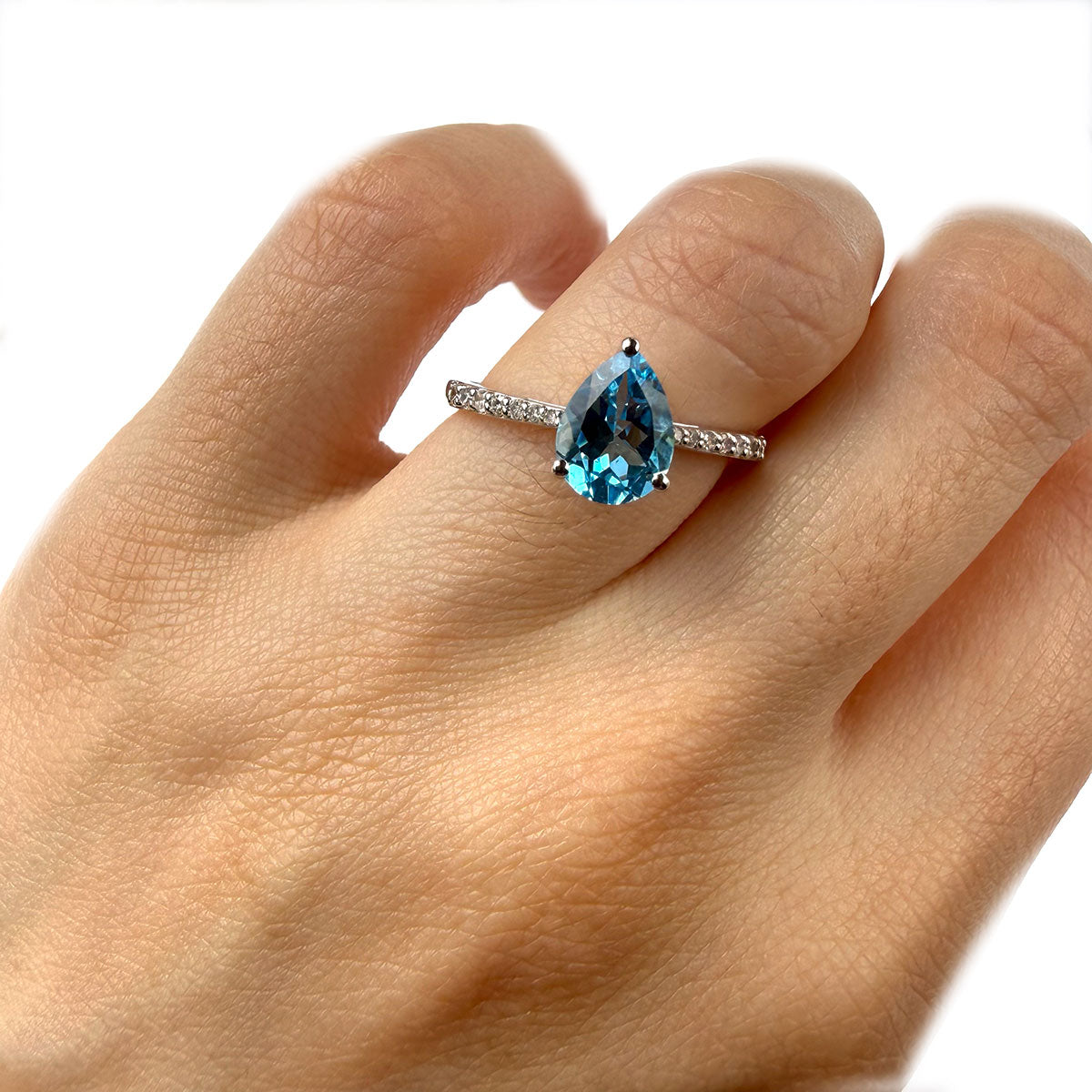 Anillo en oro blanco 14K con gota de topacio azul y diamantes 0.10ctw