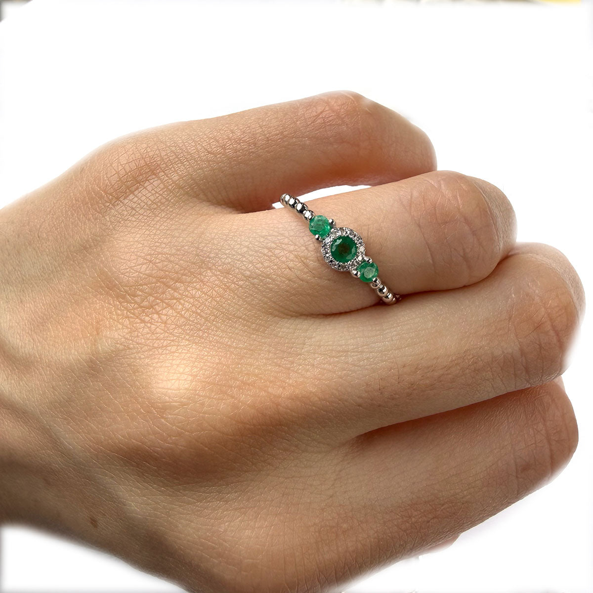 Anillo en oro blanco 14K con esmeraldas y diamantes 0.05ctw en aro de bolitas