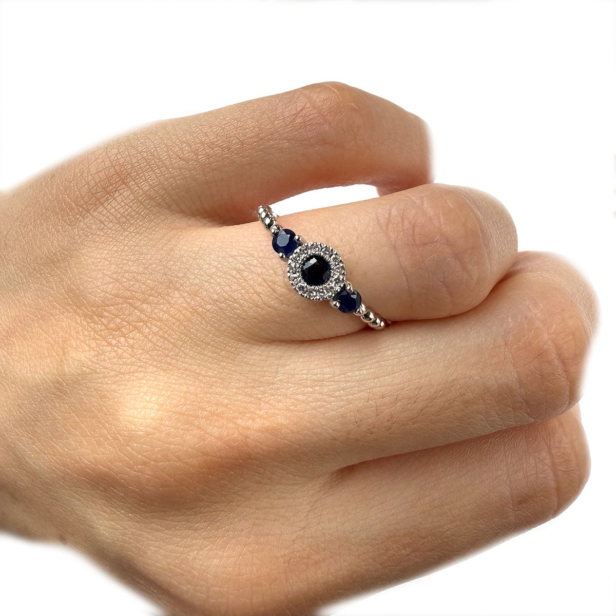 Anillo en oro blanco 14K con zafiros y diamantes 0.05ctw en aro de bolitas