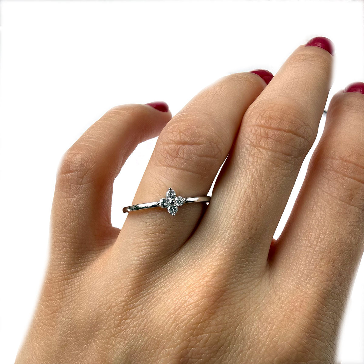 Anillo en oro blanco 14K con florcita de cuatro diamantes 0.11ctw
