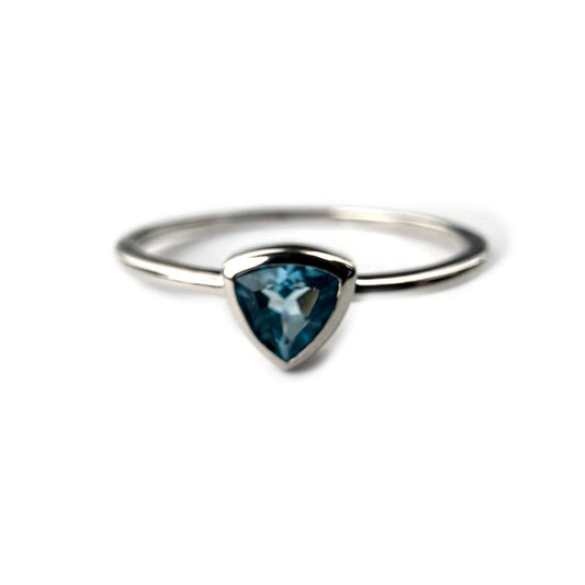 Anillo en oro blanco 10K con topacio azul trillion biselado