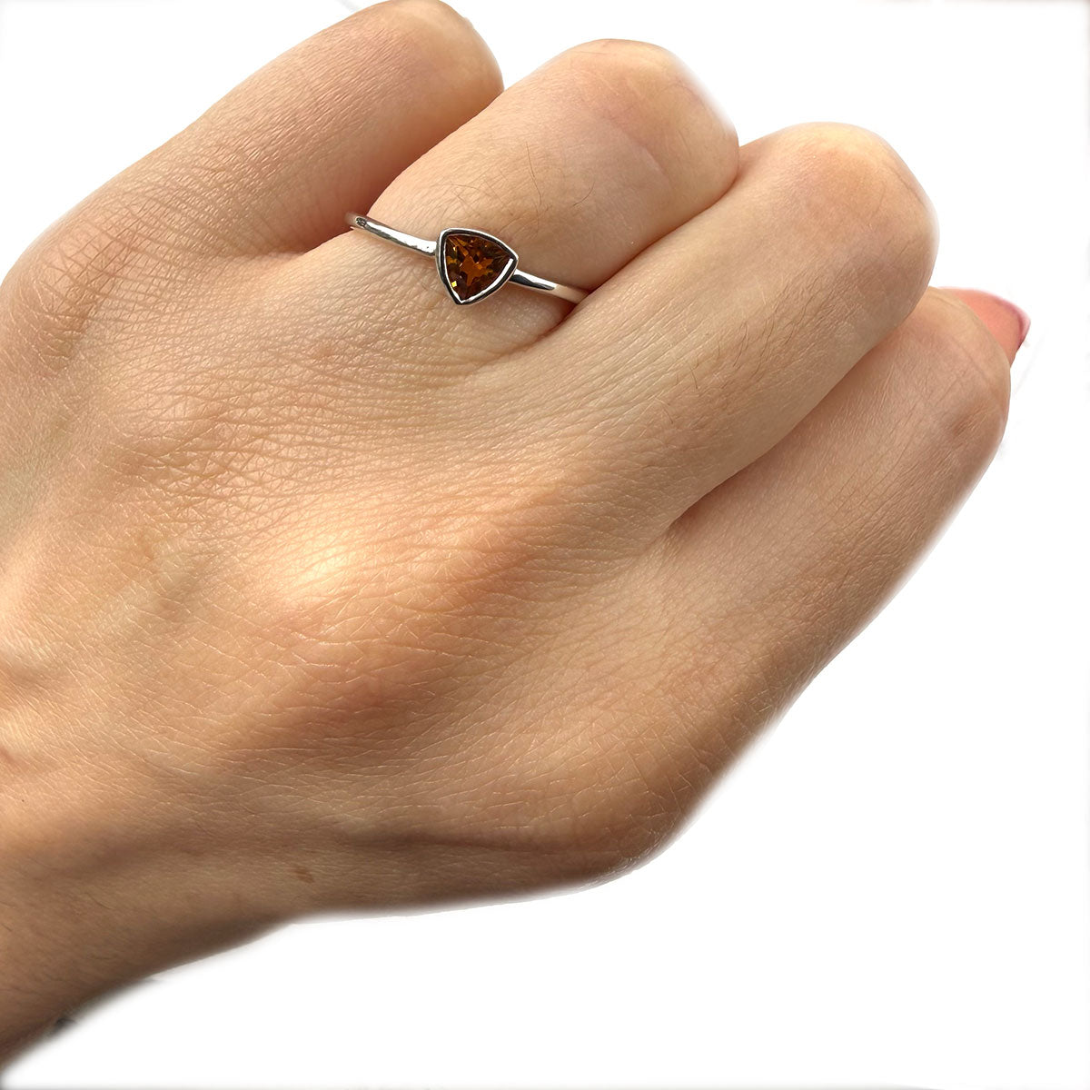 Anillo en oro blanco 10K con citrino trillion biselado