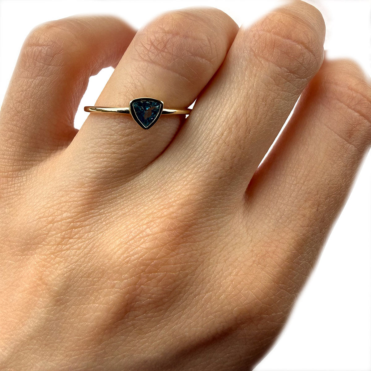 Anillo en oro amarillo 10K con topacio azul trillion biselado