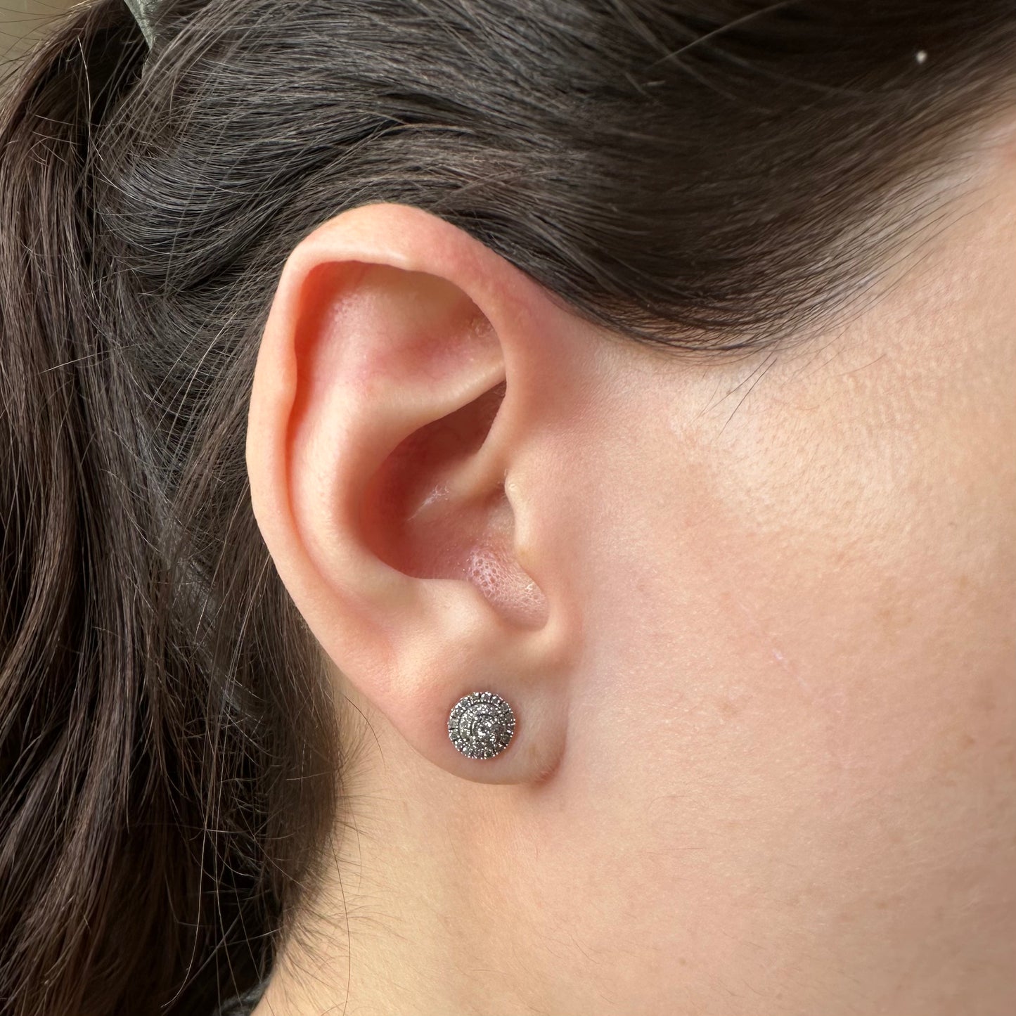 Aretes redondos en oro blanco 10k con doble halo de diamantes 0.25ctw