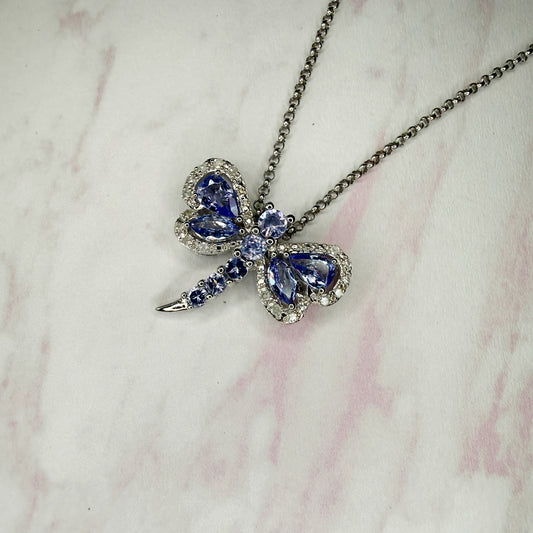 Collar de plata con dije de libélula de tanzanitas y diamantes