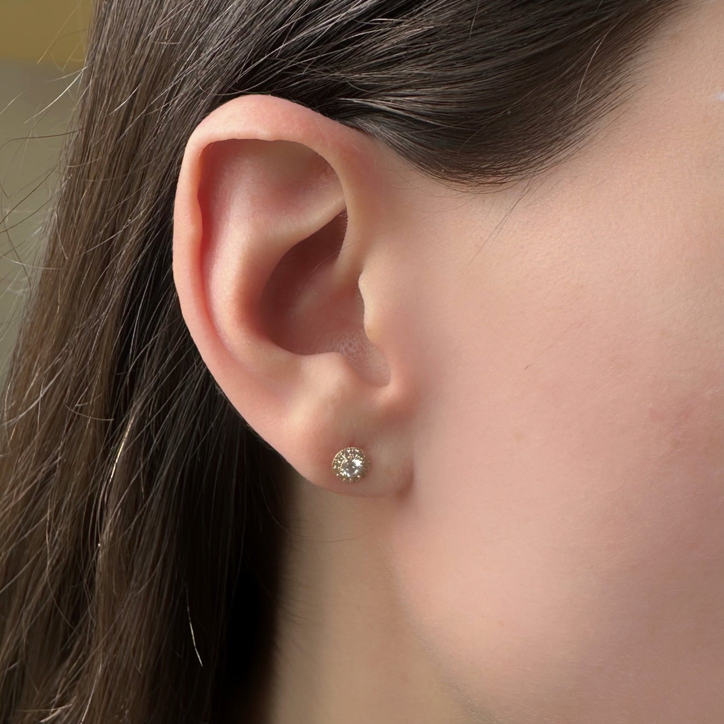 Arete en oro amarillo 14k con circonita blanca y halo con tope rosca