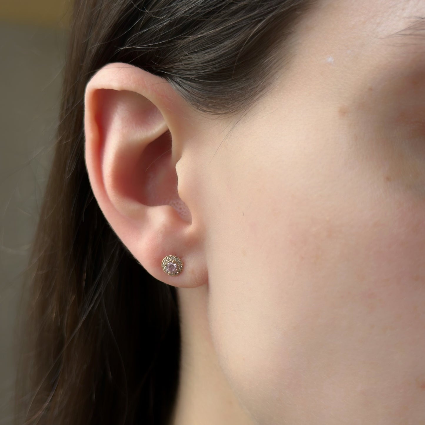 Arete en oro amarillo 14k con circonita rosada y Halo con tope rosca