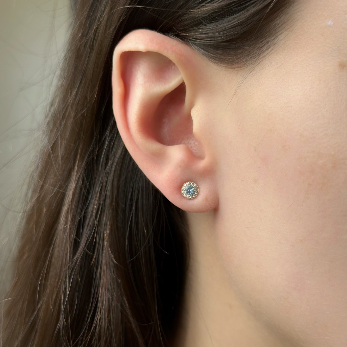 Arete en oro amarillo 14k con circonita celeste y Halo con tope rosca