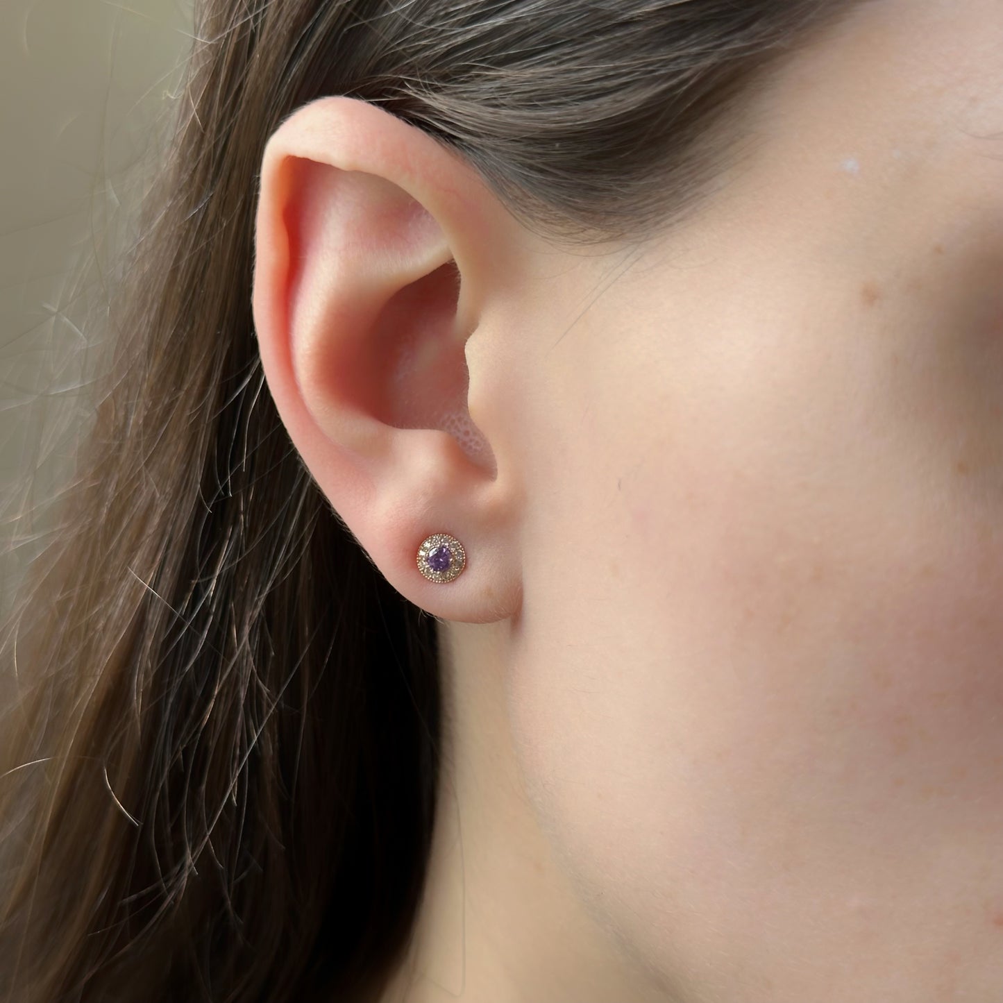 Arete en oro amarillo 14k con circonita morada y Halo con tope rosca