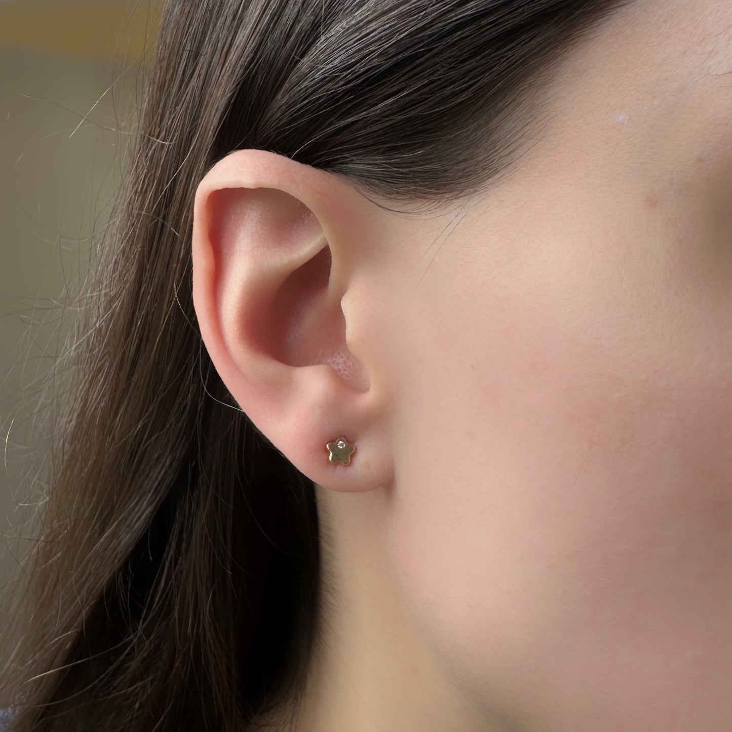 Aretes oro amarillo 14k con estrella y una circonita con tope rosca