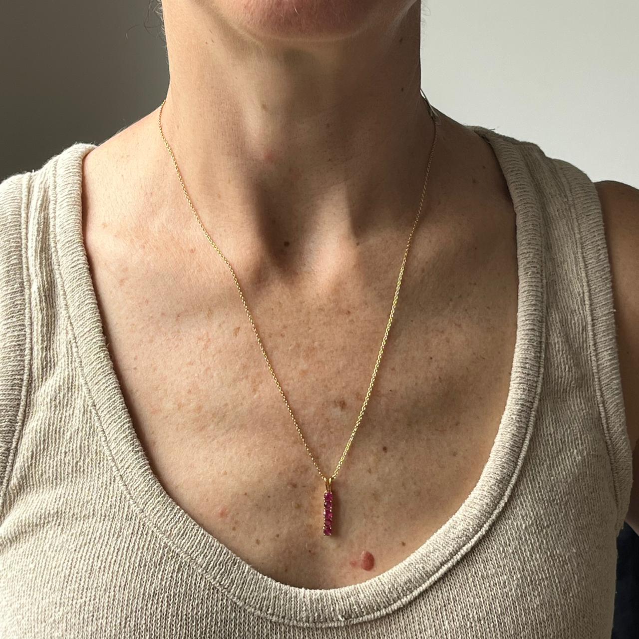 Collar de plata con baño de oro amarillo y rubíes redondos en fila