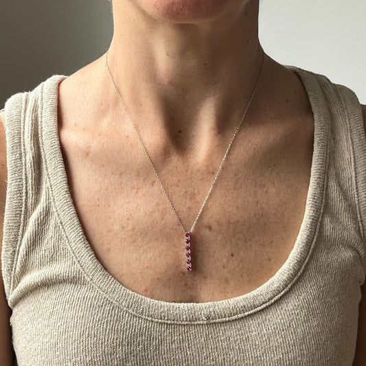 Cadena de plata con dije de barra de rubíes y zafiros blancos de laboratorio